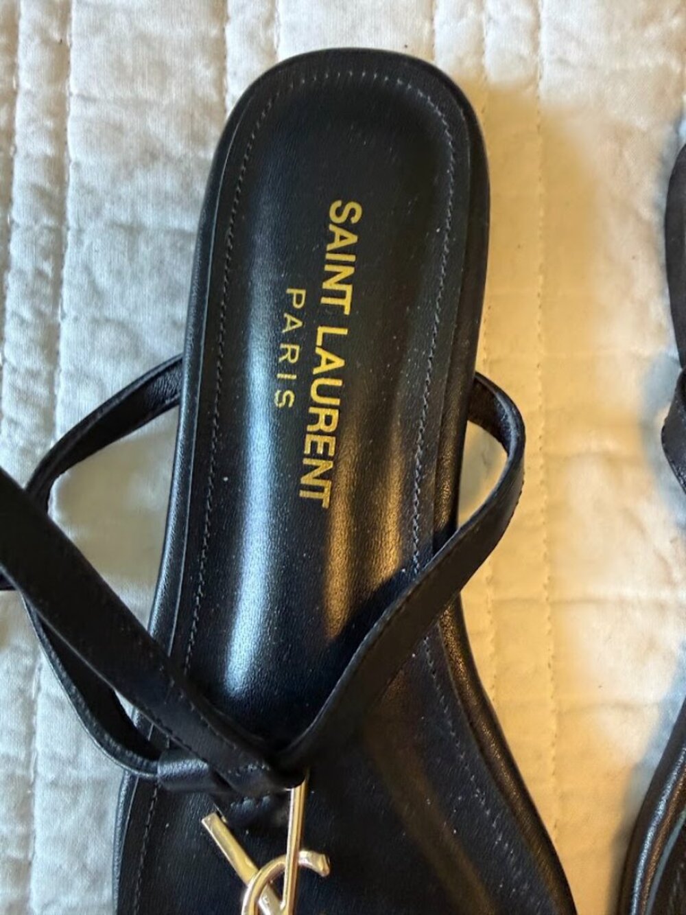 YSL Saint Laurent Italy Cassandra Thong Sandals Black Leather Gold Logo Size 38 - Picture 3 of 5